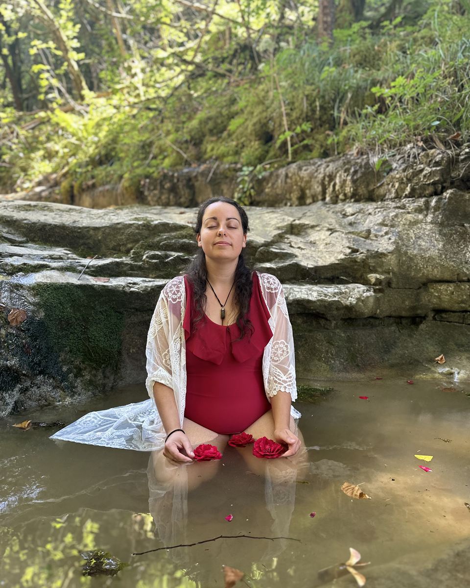 Rituel de bénédiction dans l'eau avec des roses rouges, cérémonie autour de la Mère