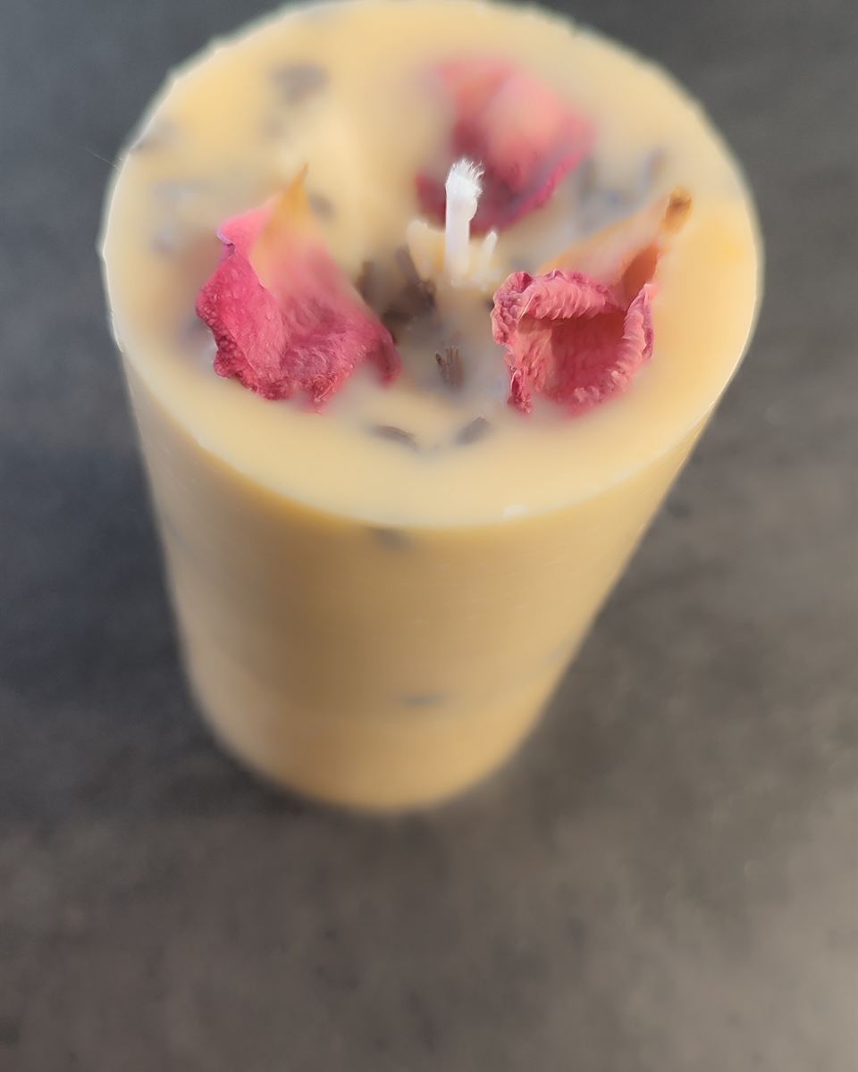 Bougie rituelle artisanale ornée de pétales de rose pour une cérémonie autour de la femme