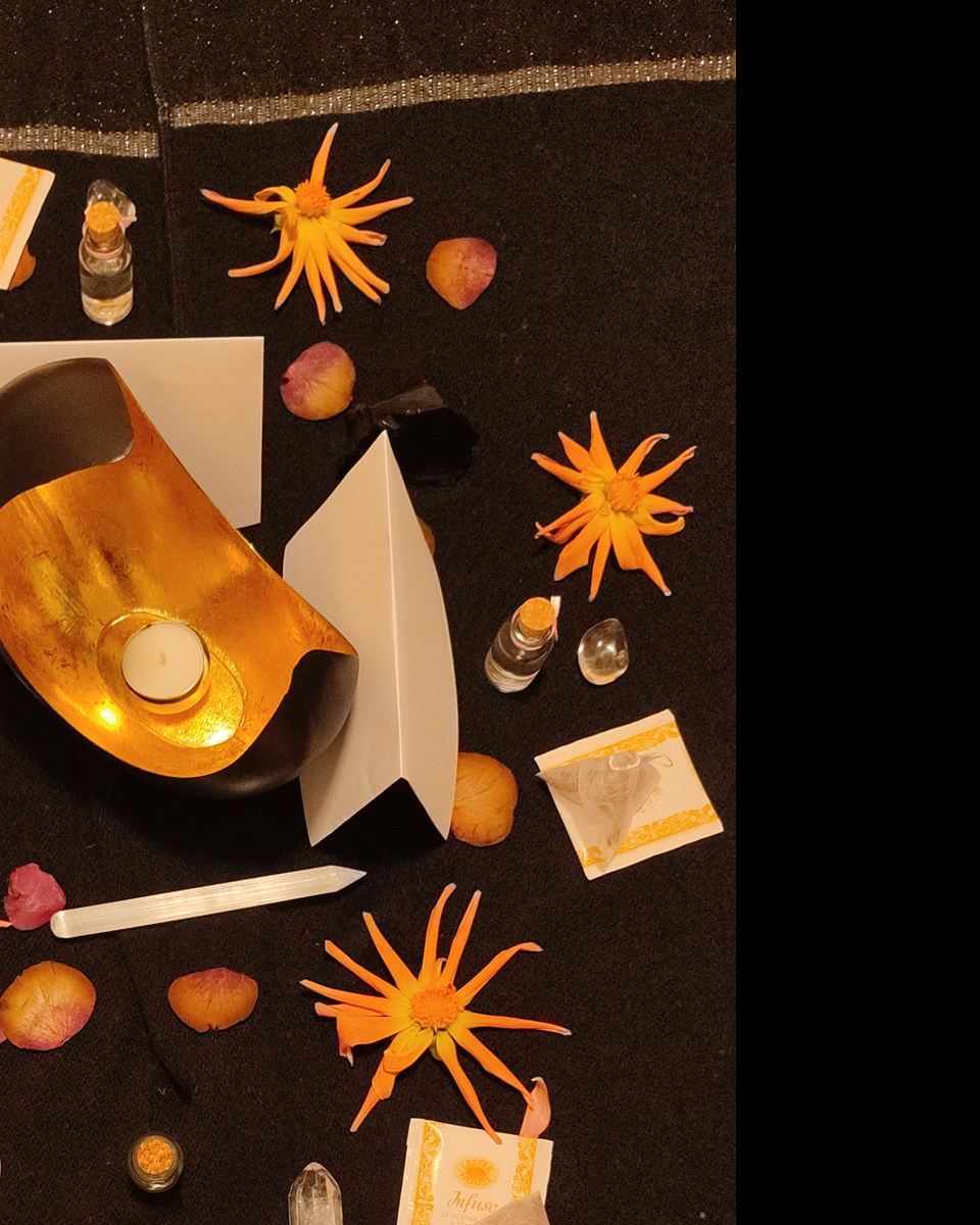 Autel d'un cercle de paroles avec bougie, fleurs de calendula et cadre magique de la bienveillance